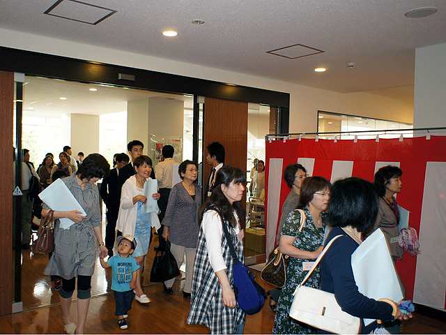 懇親会会場に入場する様子